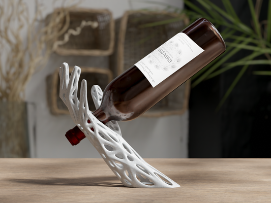 Suport de vin VinoGrace Voronoi cu efect vizual de levitație, expunând o sticlă de vin
